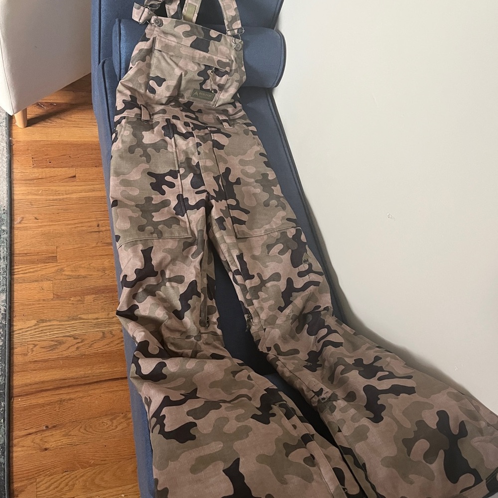 Women’s Burton Avalon snowboarding bibs size small.